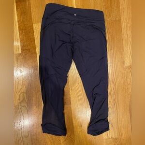 Lululemon lightly worn navy cropped leggings!!